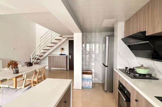 High-Floor 1BR Apartment in Gubei (L15)