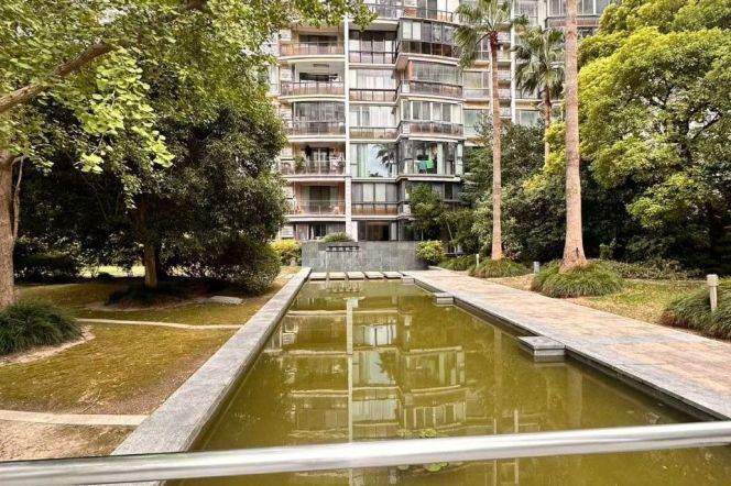 High-Floor 1BR Apartment in Gubei (L15)
