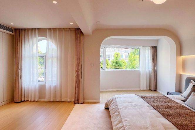 High-Ceiling 4BR Apartment in Hongqiao CBD with Floor-to-Ceiling Windows