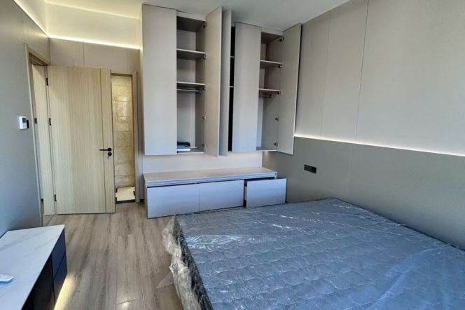 High-Floor Spacious 2BR Apartment in Jing'an
