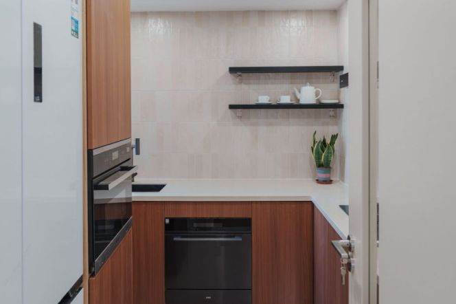 High-Floor 3BR Apartment near Shangcheng Rd Metro