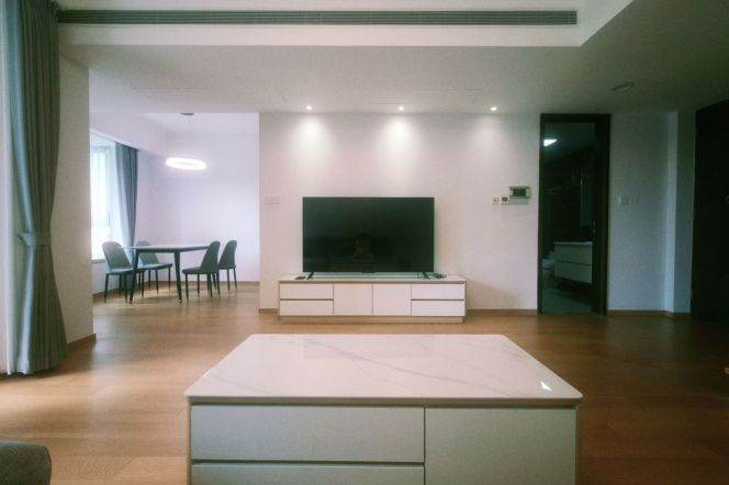 Spacious 2BR Apartment in Gubei with River View