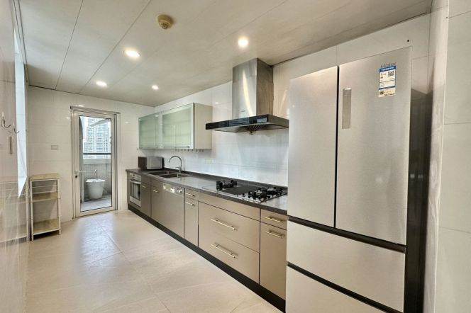 High-Floor Spacious 3BR Apartment near South Pudong Road Metro
