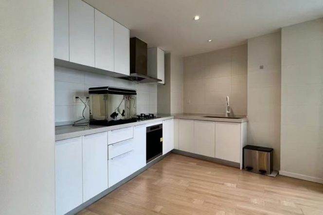 Spacious 2BR Apartment near Hanzhong Rd Metro (L1/L12/L13)