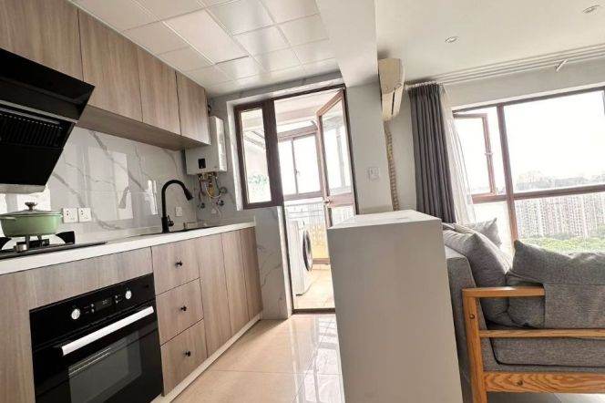 High-Floor 1BR Apartment in Gubei (L15)