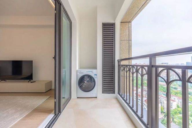 High-Floor 3BR Apartment near Wuzhong Road Metro with Outstanding View