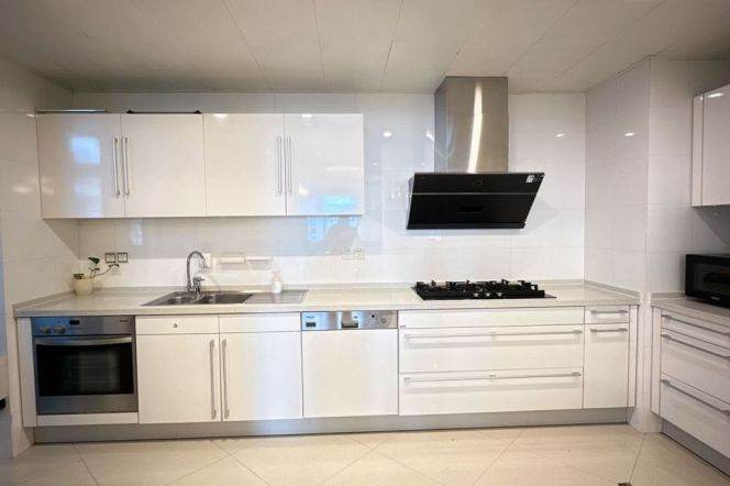 Spacious 3BR Apartment near South Pudong Road Metro with River View