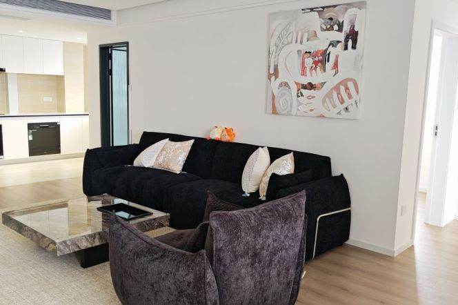 High-Floor 3BR Apartment near Caoyang Road Metro