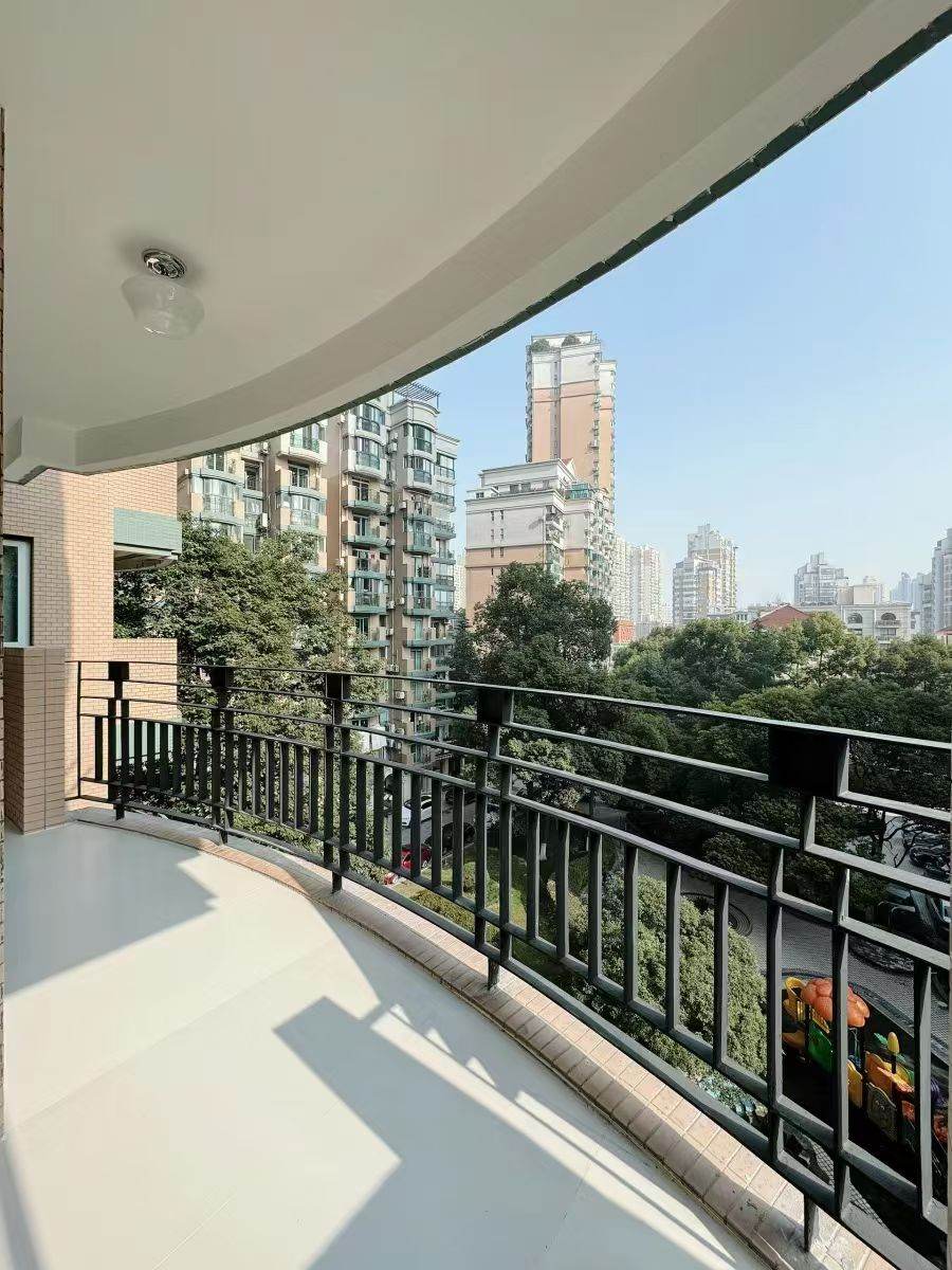 Housing image — Balcony