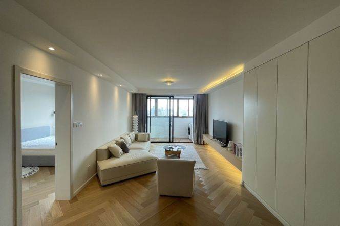 High-Floor Spacious 2BR Apartment near Changshu Rd Metro with Outstanding View