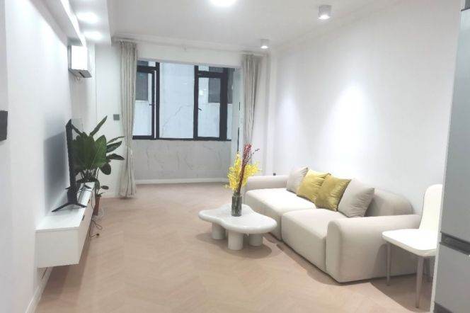 Spacious 1BR Apartment in Jing'an (L2/L11)