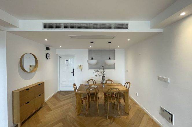 High-Floor Spacious 2BR Apartment near Changshu Rd Metro with Outstanding View