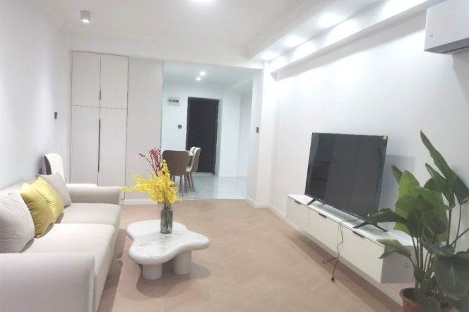 Spacious 1BR Apartment in Jing'an (L2/L11)