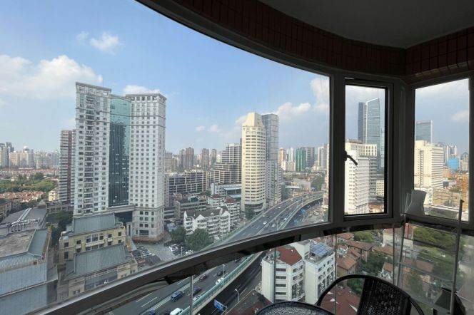 High-Floor 3BR Apartment near Jiangsu Rd Metro with Floor-to-Ceiling Windows