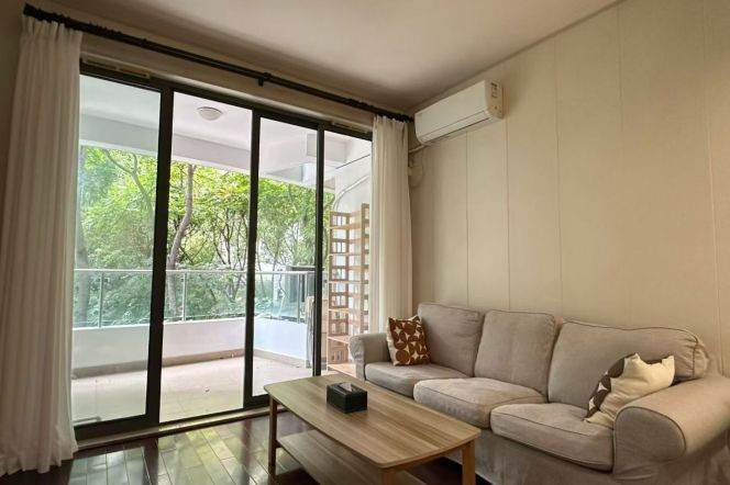 1BR Apartment at Top Of City (L13)
