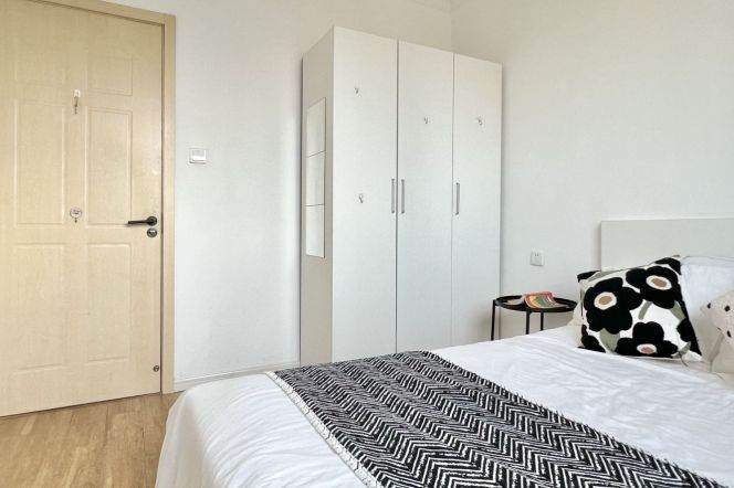 5BR Shared Apartment near Nanjing Xi Lu with Outstanding View (L2/L12/L13)