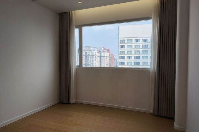 High-Floor 4BR Apartment near Jiaotong University Metro with Floor-to-Ceiling Windows (L10/L11)