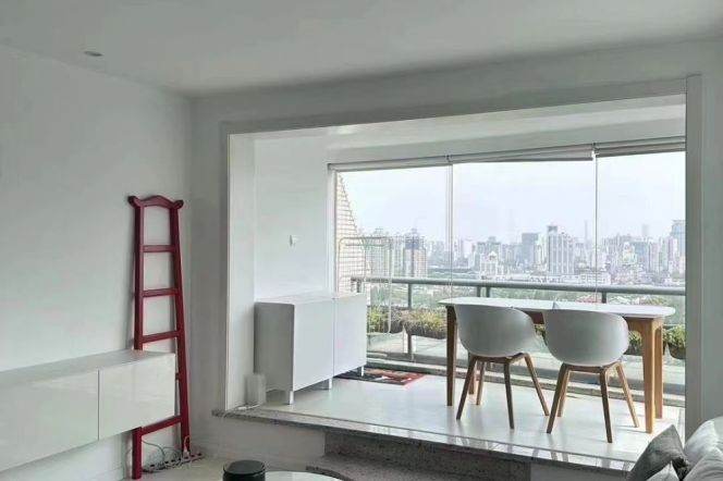 High-Floor Spacious 2BR Apartment near Jing'an Temple with Outstanding View