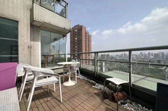 High-Floor Spacious 2BR Apartment near Jing'an Temple with Outstanding View
