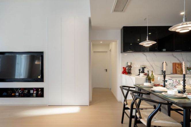 Spacious 2BR Apartment near Jing'an Temple with Floor-to-Ceiling Windows