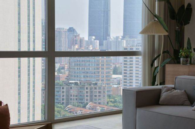 High-Floor 4BR Apartment near Jiaotong University Metro with Floor-to-Ceiling Windows (L10/L11)