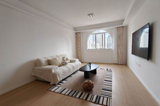 High-Floor 2BR Apartment near People's Square / Bund (L1/L8/L14)