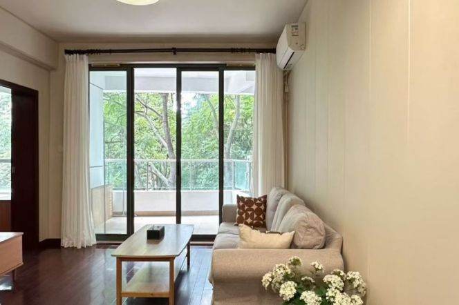1BR Apartment at Top Of City (L13)