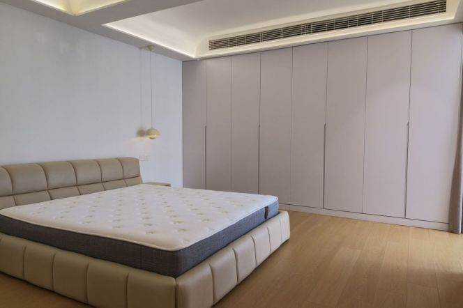 High-Floor 4BR Apartment near Jiaotong University Metro with Floor-to-Ceiling Windows (L10/L11)