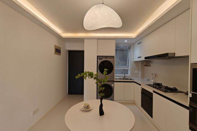 High-Floor 2BR Apartment near People's Square / Bund (L1/L8/L14)