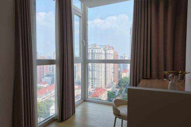 High-Floor 4BR Apartment near Jiaotong University Metro with Floor-to-Ceiling Windows (L10/L11)