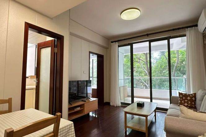 1BR Apartment at Top Of City (L13)