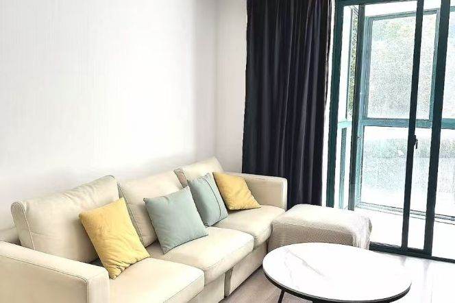 Spacious 2BR Apartment in Suzhou Creek North (L13)