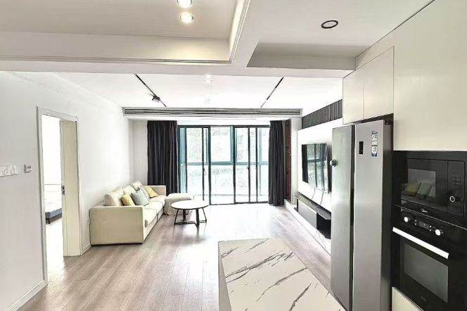 Spacious 2BR Apartment in Suzhou Creek North (L13)
