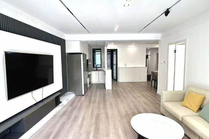 Spacious 2BR Apartment in Suzhou Creek North (L13)