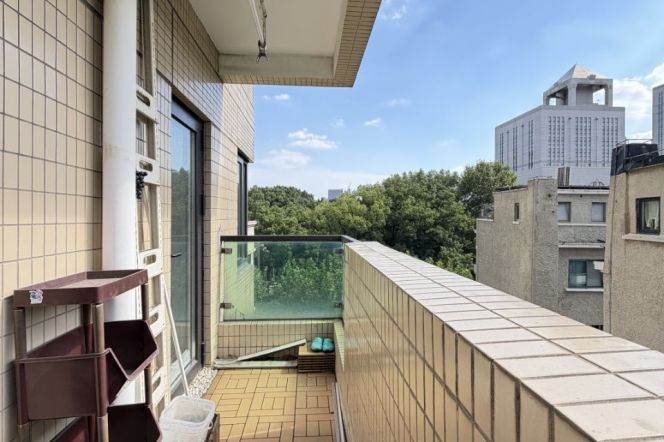 2BR Apartment at Ambassy Court (L1/L7/L10)