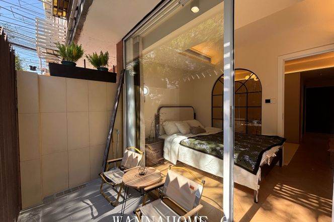 1BR Apartment near Jiaotong University Metro with Private Garden (L10/L11)