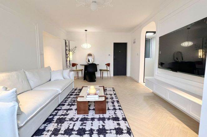 High-Floor 2BR Apartment near Zhongshan Park (L11/L13)
