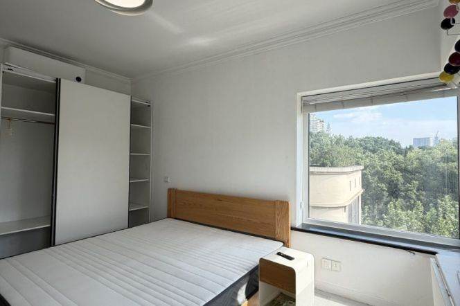 2BR Apartment at Ambassy Court (L1/L7/L10)