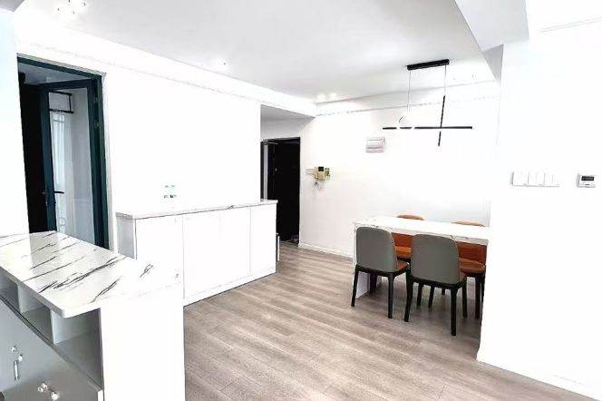 Spacious 2BR Apartment in Suzhou Creek North (L13)