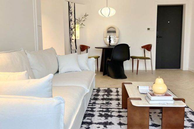 High-Floor 2BR Apartment near Zhongshan Park (L11/L13)
