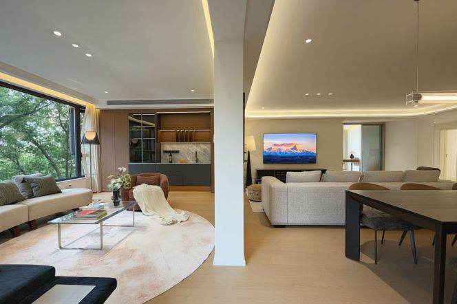Spacious 5BR Apartment in Gubei with Green View (L10)