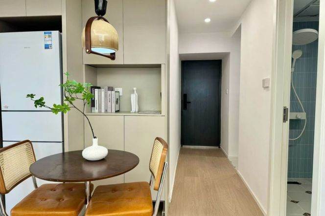 Spacious 1BR Apartment near Jiangsu Rd Metro (L2/L11)