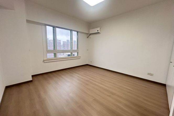 Spacious 3BR Apartment near Jing'an Temple with Floor-to-Ceiling Windows