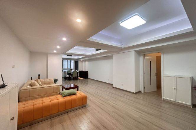 Spacious 3BR Apartment near Jing'an Temple with Floor-to-Ceiling Windows