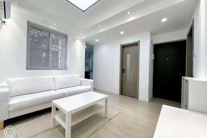 1BR Apartment in Gubei with Terrace (L10)