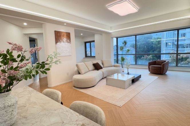 4BR Apartment in Hongqiao CBD with Floor-to-Ceiling Windows (L10)
