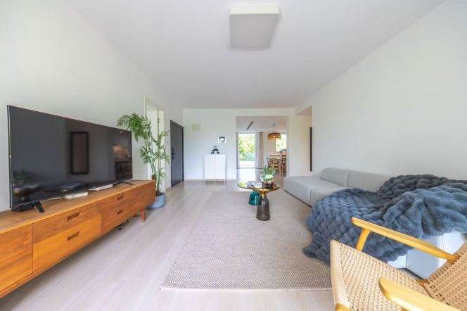 4BR Apartment near Nanjing Xi Lu with Green View (L2/L12/L13)