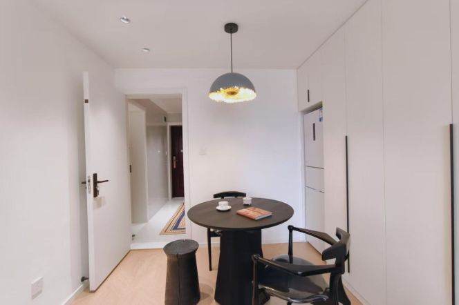 High-Floor 1BR Apartment in Xujiahui (L1/L9/L11)