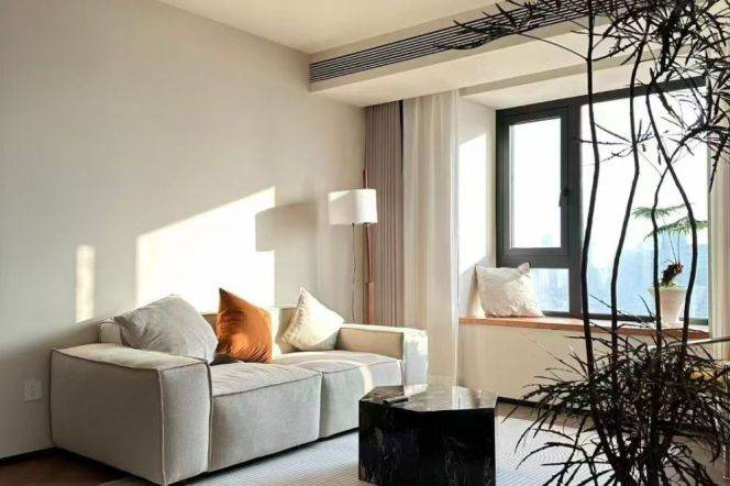 High-Floor 2BR Apartment at Top Of City (L13)