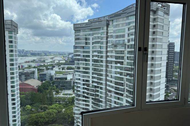 High-Floor Spacious 2BR Apartment near West Bund (L11)